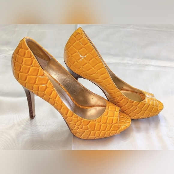 Nine West Liatris Peep Toe Platform Pump Golden Yellow Vegan Leather Sz 5 1/2 - Picture 2 of 9